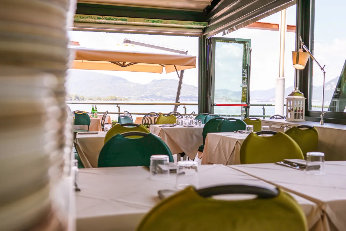 In veranda sul lago La veranda vetrata con vista sul Lago d'Iseo