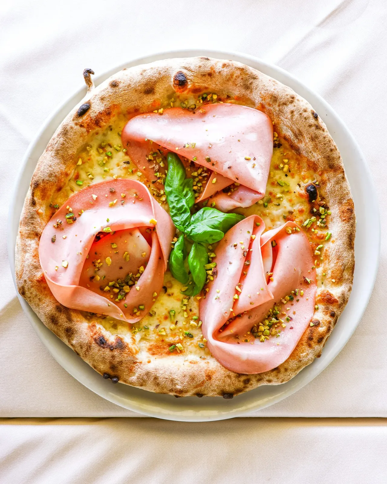 Forno a legna Pizza speciale con mortadella e pistacchio