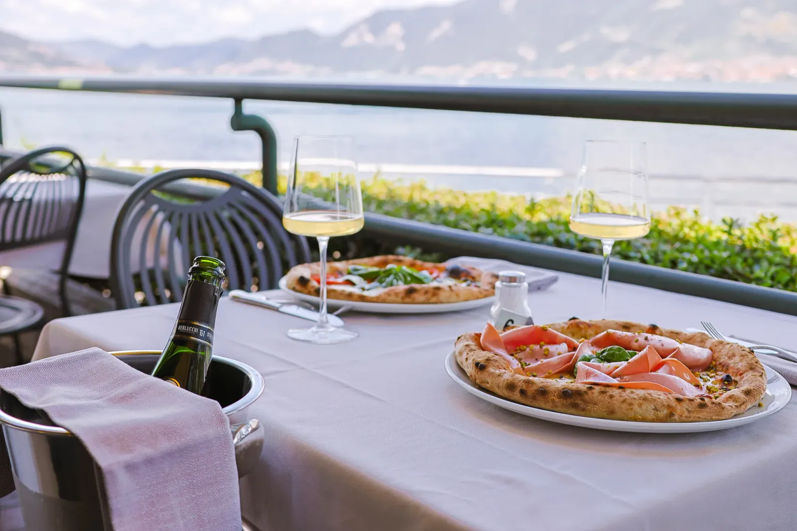 Terrazza sul lago Pizza e vino sulla terrazza sul lago